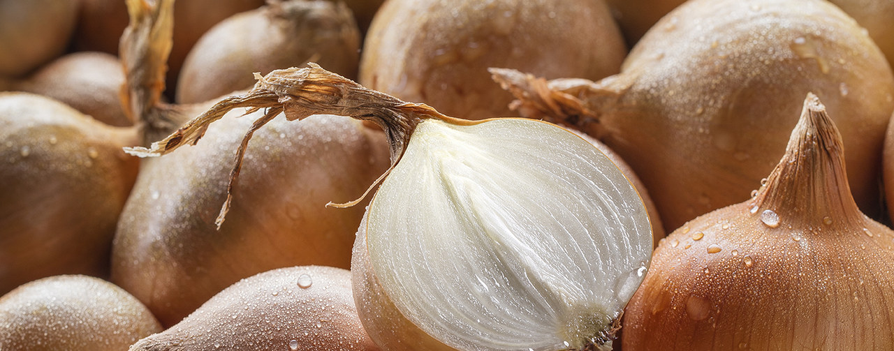 Pile of fresh onions ingredients